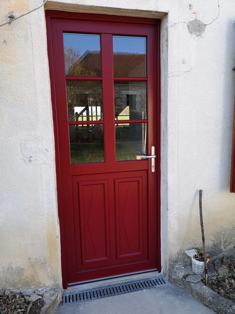 Porte entrée Internorm PVC avec capot aluminium extérieur rouge 3004.