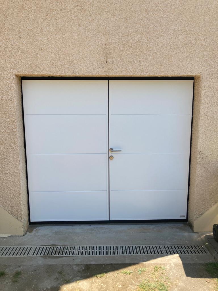 Installation d’une porte battante MOOS – Portes de garage à 2 vantaux