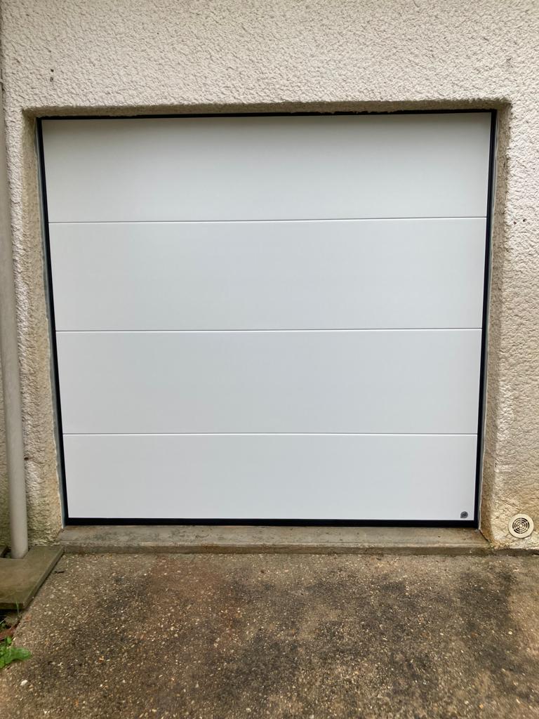 Remplacement d’une porte basculante en tôle par une superbe Porte de garage sectionnelle
