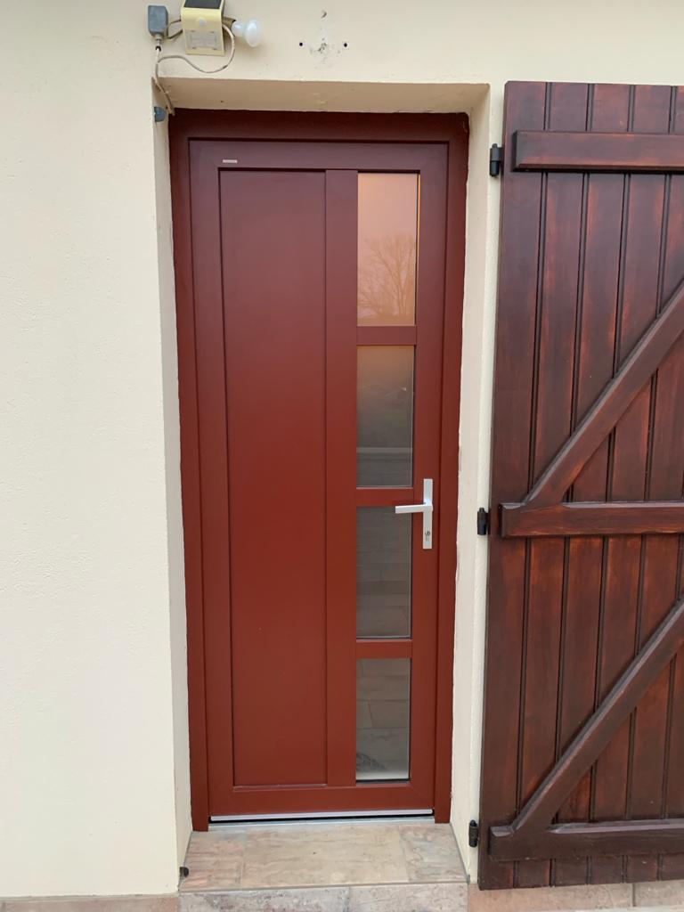 Porte d’entrée Internorm en PVC/ALU, couleur blanche intérieur et marron extérieur