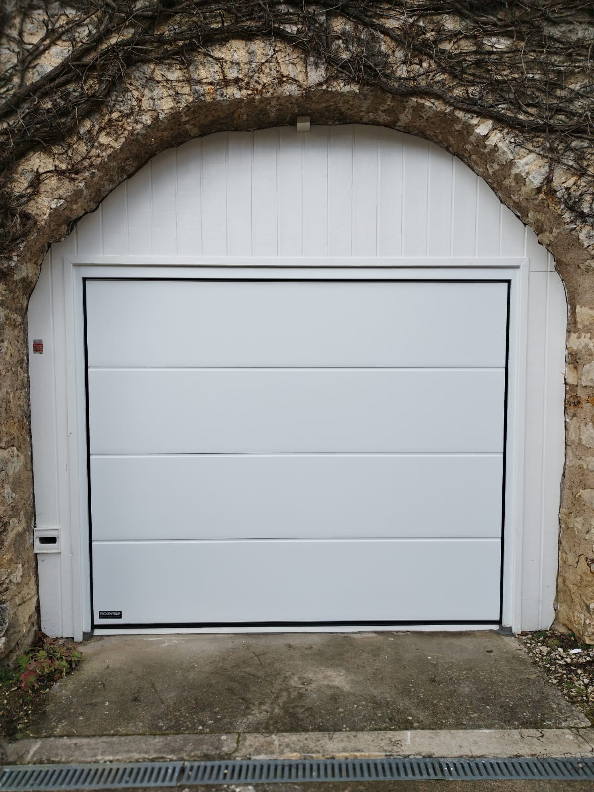 Porte sectionnelle motorisée de la gamme Teckentrup